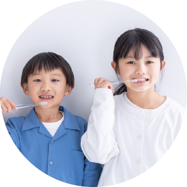 歯磨きしている子供達の写真